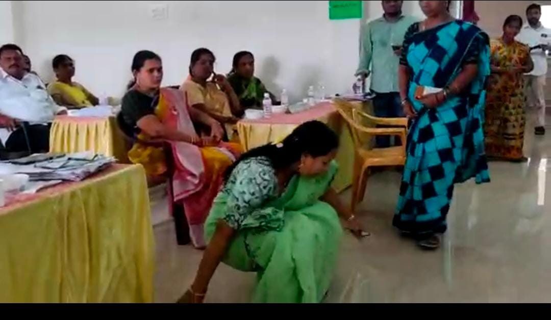 Mpp's Innovative Opposition In Rautulapudi, Kakinada District Mpp's Innovative Opposition In Rautulapudi, Kakinada District-TeluguStop.com