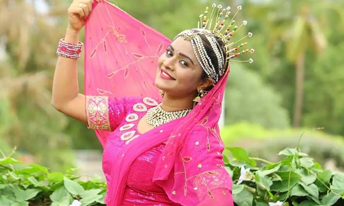  Netizens Are Satirizing Rohini Wearing Heavy Jewellery ,rohini ,heavy Jewellery,-TeluguStop.com