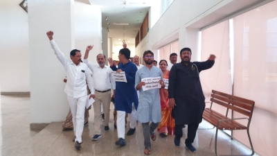  Oppn Mlas Suspended From Gujarat Assembly-TeluguStop.com