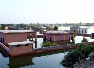  Pakistan's Largest Lake Dangerously Overflowing Putting Thousands At Risk-TeluguStop.com