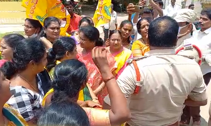  Police Arrest Tdp Woman Doing Protest At Ycp Ex Minister Kodali Nani Home, Polic-TeluguStop.com