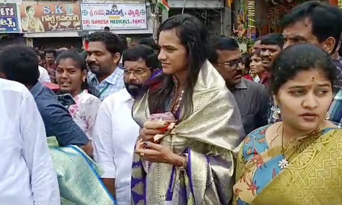  Pv Sindhu Darshans Venkatagiri Poleramma Temple, Pv Sindhu ,darshans ,venkatagir-TeluguStop.com