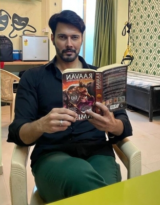  Rajniesh Duggall Read Books For Playing His Part In 'sanjog'-TeluguStop.com
