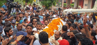  Raju Srivastava Cremated, Son Ayushmaan Performs Last Rites-TeluguStop.com