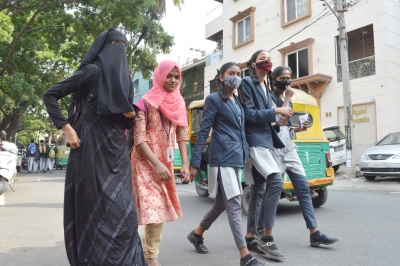  Sc Reserves Verdict On Karnataka Hijab Row-TeluguStop.com