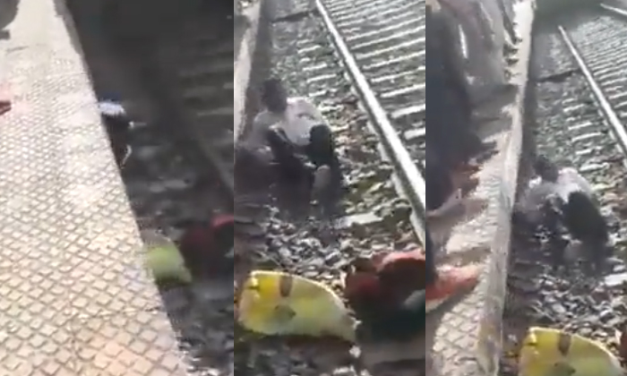  Slipped From Train And Escaped Like This, Rail, Train Video, Viral Video, Accide-TeluguStop.com