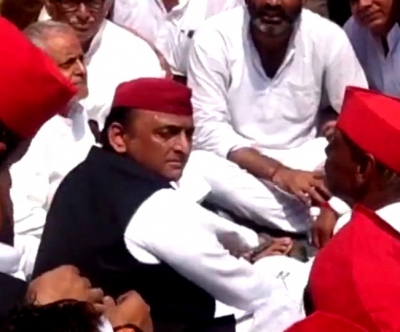  Sp March To Up Assembly Stopped, Akhilesh On Dharna-TeluguStop.com
