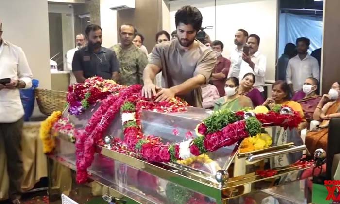 Vijay Devarakonda Gets Emotional At Superstar Krishna Home ,vijay Devarakonda , Vijay Devarakonda Gets Emotional At Superstar Krishna Home ,vijay Devarakonda ,-TeluguStop.com