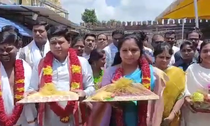  Telangana Mlc Kavitha Couple Darshans Srisailam Mallikarjuna Swamy Temple Detail-TeluguStop.com