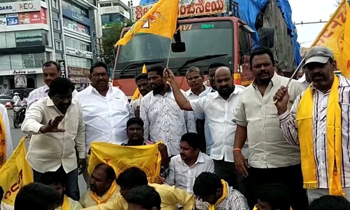  Tension Environment At Ntr Health University Between Tdp Leaders And Police Deta-TeluguStop.com