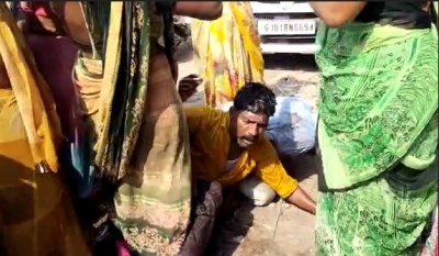 Three Gujarat Sanitation Workers Attempt Suicide Over New Appointments-TeluguStop.com