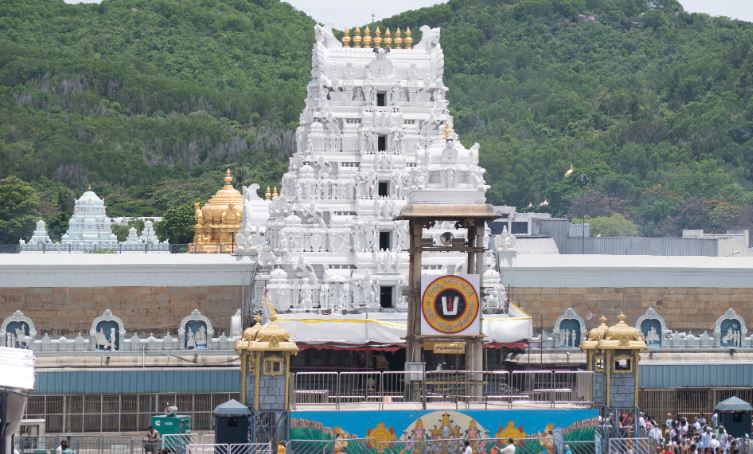  Tirumala Devotees Donates Huge Amount-TeluguStop.com