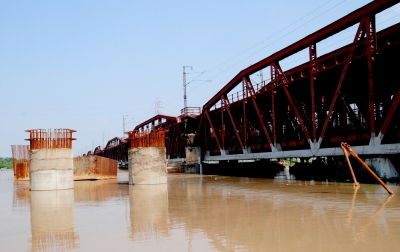  Traffic Halted On Old Yamuna Bridge As River Flows Above Danger Mark-TeluguStop.com