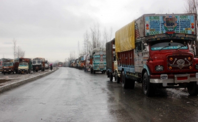  Traffic Stopped At Jammu-sringar Highway Due To Repair Work-TeluguStop.com