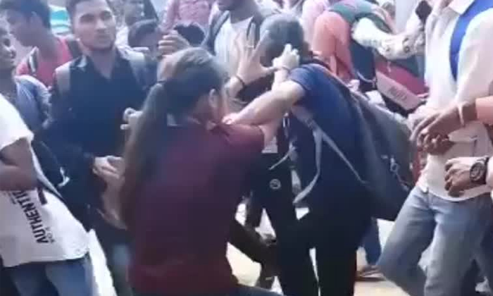  Two Girls Fight Infront Of Coaching Center Viral Video Details, Viral Latest, Ne-TeluguStop.com