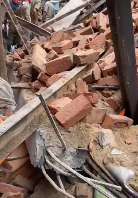  Under-construction Wall Collapses In Noida, Labourers Feared Trapped-TeluguStop.com