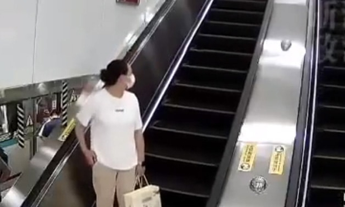  Using Escalator As Conveyor Belt Almost Killed A Woman Viral Video Details, Esca-TeluguStop.com
