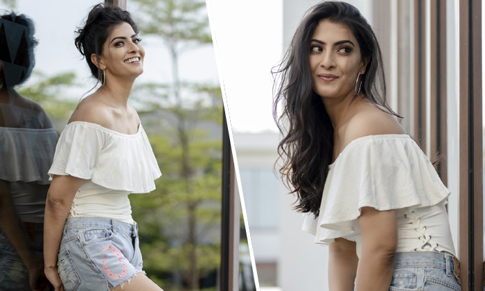  Varalakshmi Sharath Kumar New Look Goes Viral , Balakrishna, Heroine Role, Saman-TeluguStop.com