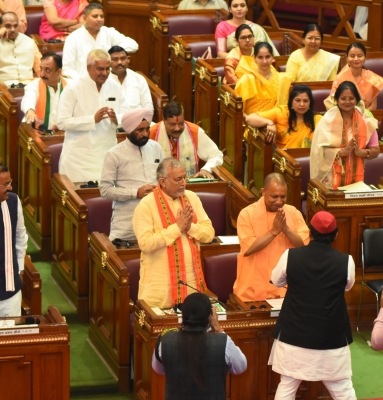  Yogi Govt Thwarts Sp's Dharna At Vidhan Bhawan-TeluguStop.com