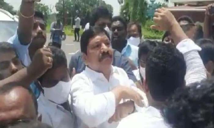  Ap Ministers' Cars Stoned At Visakha Airport ,ysrcp, Janasena Party, Vishaka Gh-TeluguStop.com