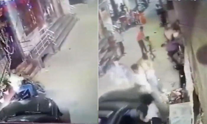  A Fight Between The Car Driver And The Biker-TeluguStop.com