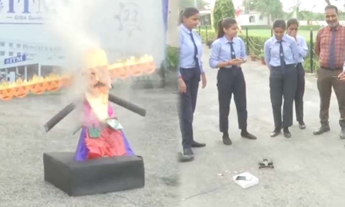  Burning Of Ravana Smartly On Smart Phone Viral Video , B.tech Students, Gorakhp-TeluguStop.com