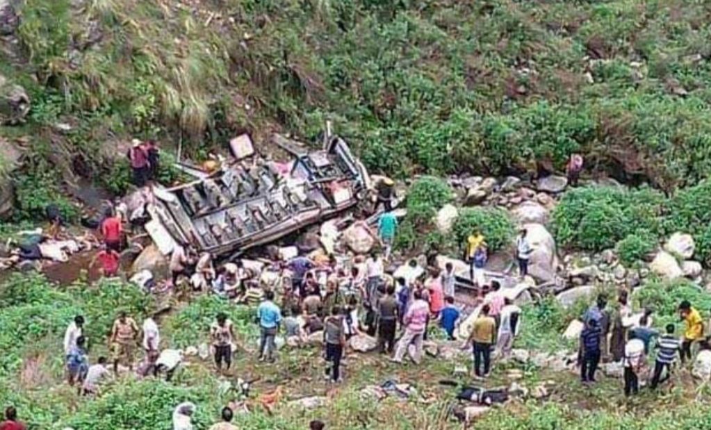  A Bus Fell Into A Valley In Uttarakhand, Killing Six People-TeluguStop.com