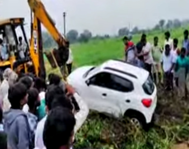  A Car Falls Into A Stream In Vikarabad District-TeluguStop.com