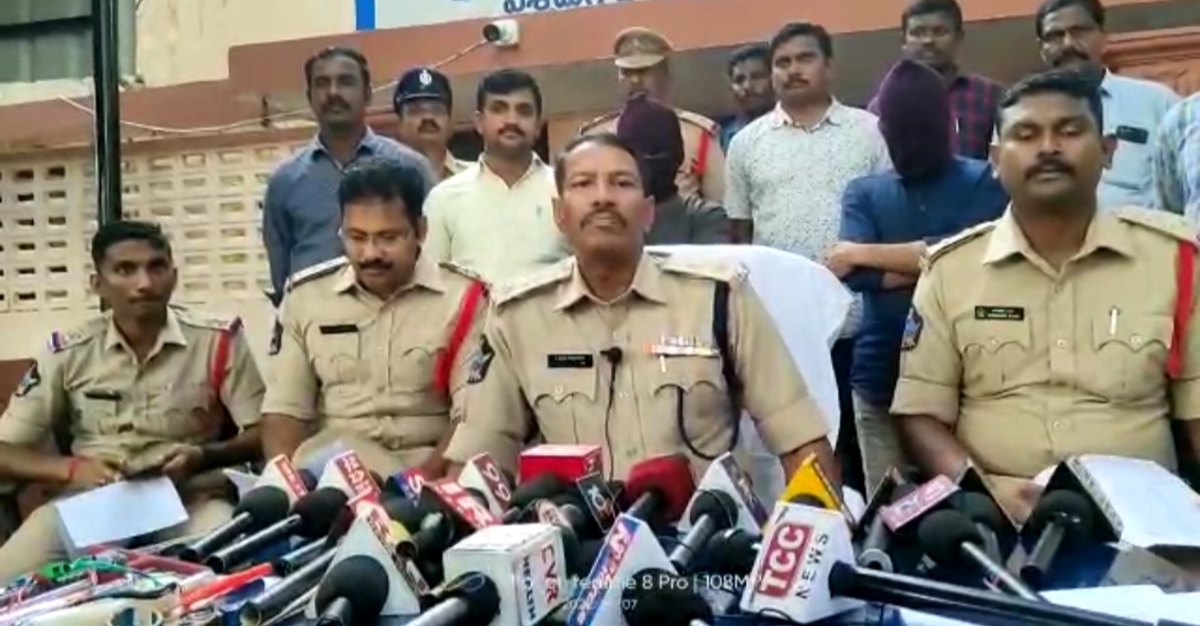 Police Arrested Bike Thieves In West Godavari District... Recovered 52 Bikes Police Arrested Bike Thieves In West Godavari District... Recovered 52 Bikes-TeluguStop.com