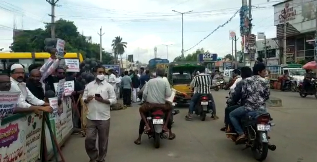  Farmers Of Amaravati Protested At Nidadavolu Mahapadayatra-TeluguStop.com