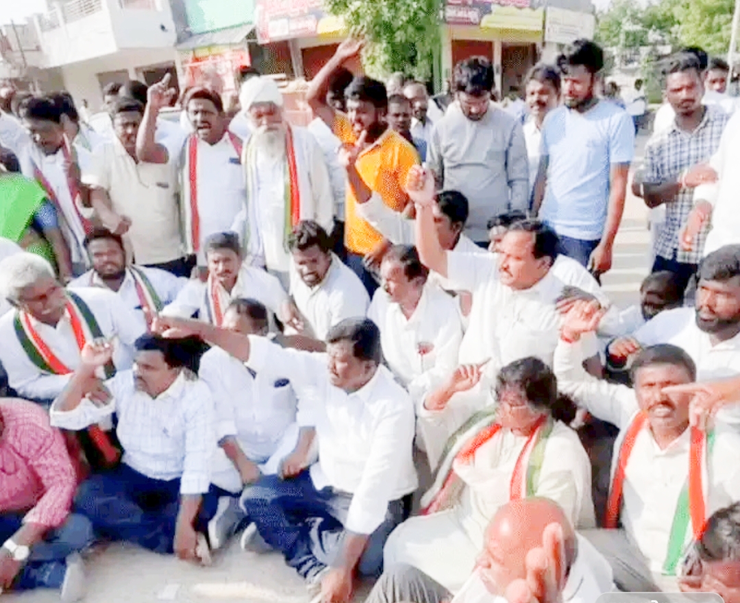  Protest To Komati Reddy Rajagopal Reddy In Chautuppal Mandal-TeluguStop.com