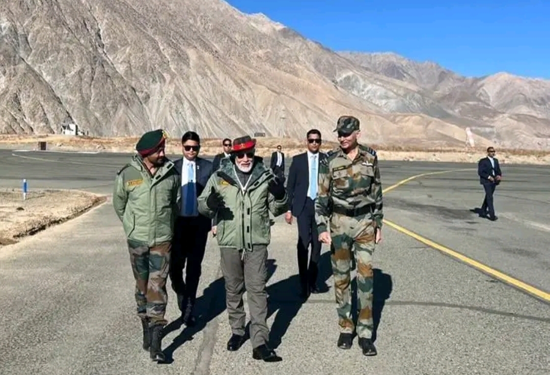  Prime Minister Modi Landed In Ladakh-TeluguStop.com