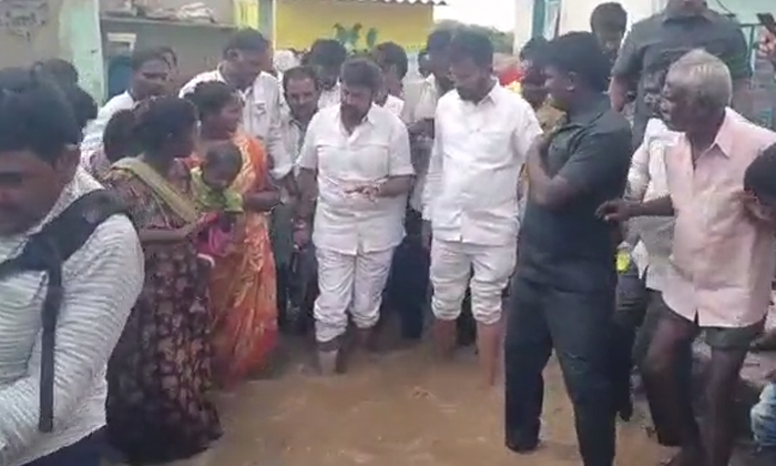  Mla Nandamuri Balakrishna Visited The Victims Who Were Flooded Even In The Rain,-TeluguStop.com