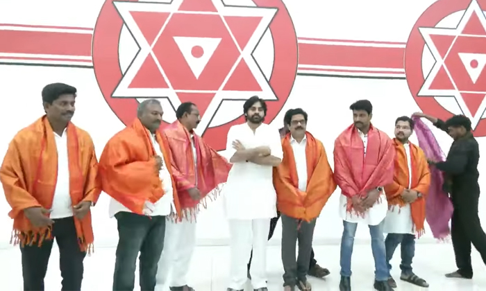  Pawan Kalyan Honored Jana Sena Leaders Who Were Jailed And Released In Visakhapa-TeluguStop.com