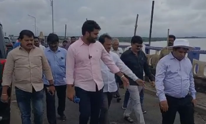  Mp Margani Bharat Inspected The Repairs Of Rajahmundry Road Cum Train Bridge ,-TeluguStop.com