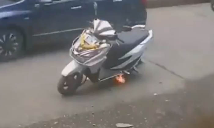  Viral What Did You Do When Scooty Caught Fire Suddenly , Scotty, Fire, Viral Lat-TeluguStop.com