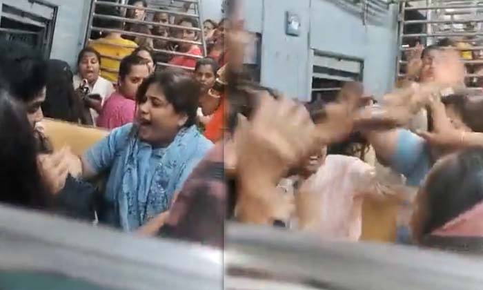  This Is How Women Fight For A Seat The Video Is Viral ,local Train, Seat Fight,-TeluguStop.com