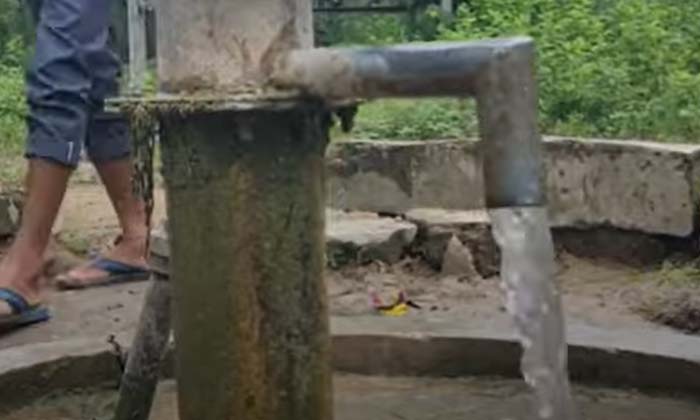  Strange Water Flowing From Hand Pump For Last 19 Years , Water, Pump, Water Com-TeluguStop.com