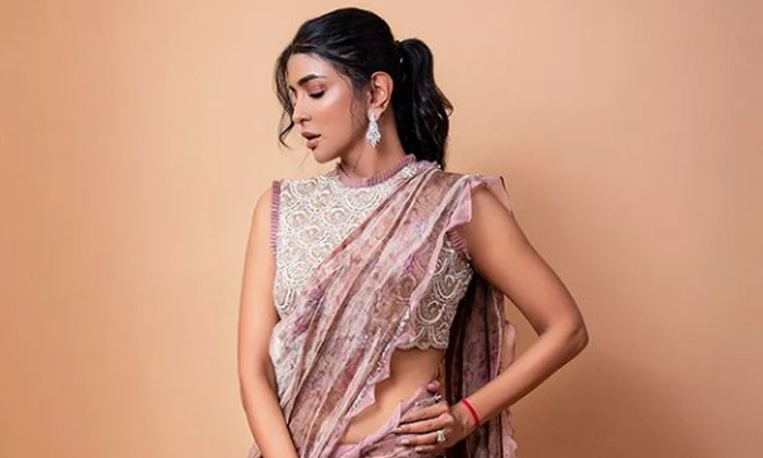  Manchu Lakshmis Post Saying Diwali Celebrations With Taapsee Rhea Chakrabortys C-TeluguStop.com