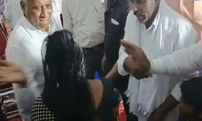  The Video Of The Minister Beating The Woman Who Came To Tell About Her Problem I-TeluguStop.com