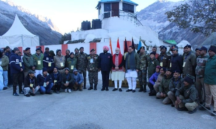  Pm Modi Ate Kichidi Cooked By Kooli , Pm Narendra Modi, Uttarakhand, Basa, Kichi-TeluguStop.com