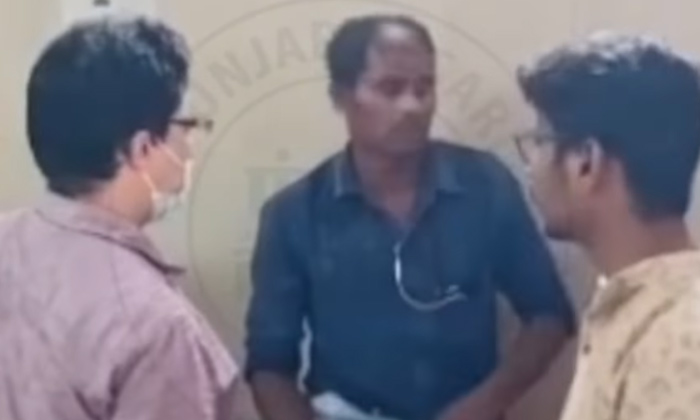  Viral Video: Drunk Man Comes To Hospital Claims King Cobra Died After Biting Him-TeluguStop.com