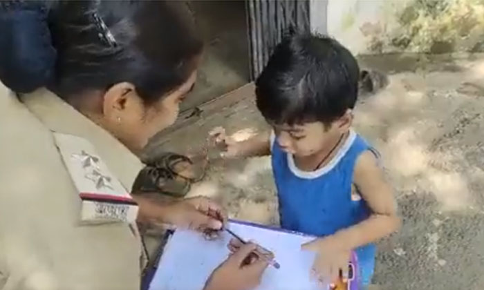  Video: Three-year-old Boy Who Went To Ps And Gave A Complaint After The Mother H-TeluguStop.com