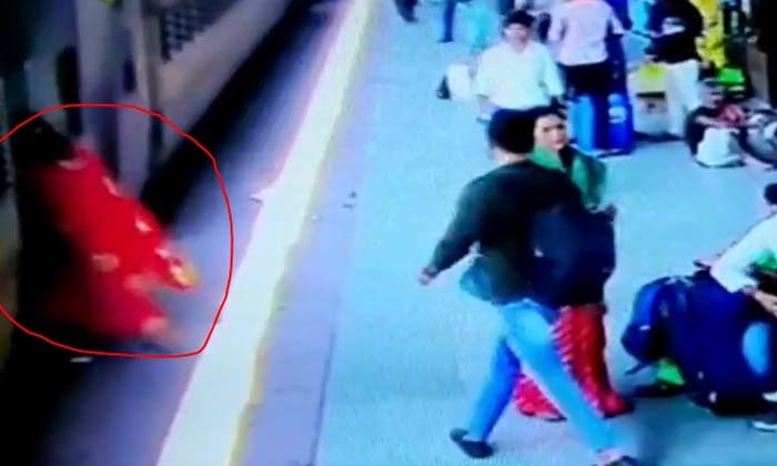 Horror Woman Slips From Moving Train ,viral Video, Train Video, Train Woman Sl Horror Woman Slips From Moving Train ,viral Video, Train Video, Train Woman Sl-TeluguStop.com