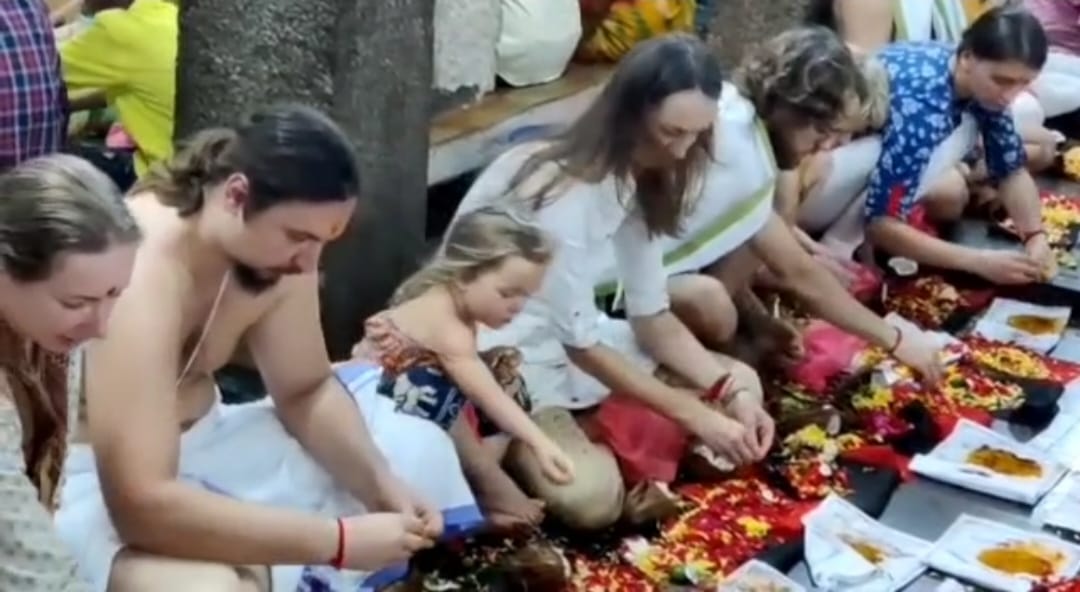  A Group Of Russian Devotees To Srikalahasti Shrine-TeluguStop.com