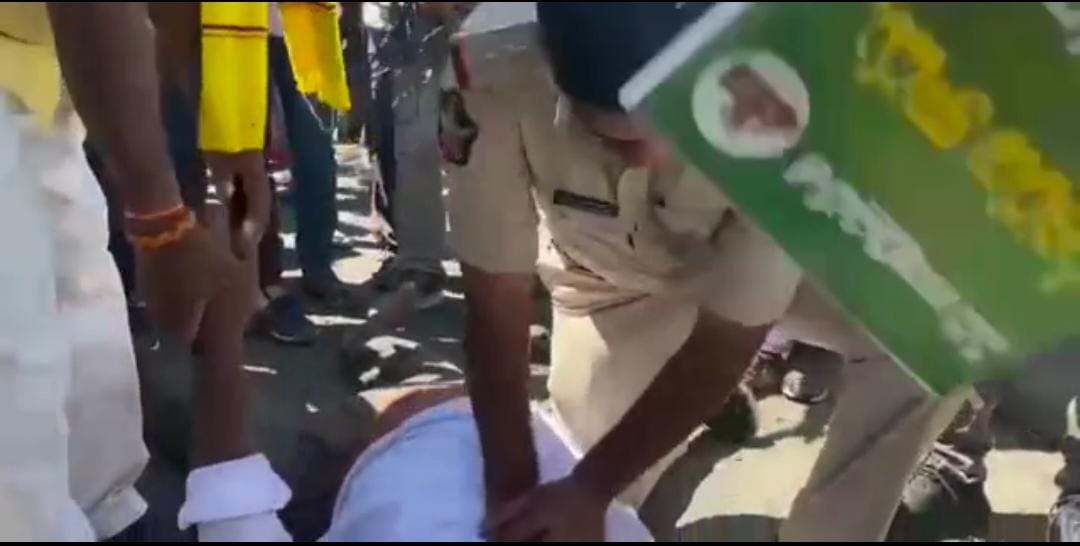  Padayatra In Rajamahendravaram.. Police Saved Farmer's Life-TeluguStop.com