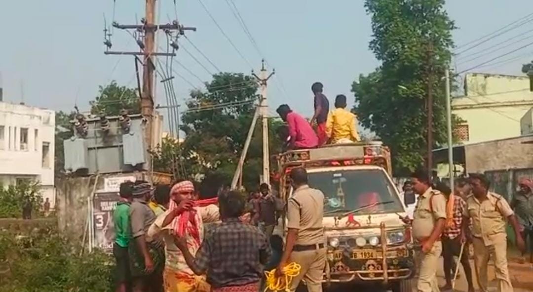  Tension In Pithapuram Of Kakinada District.. Attack On Municipal Staff-TeluguStop.com