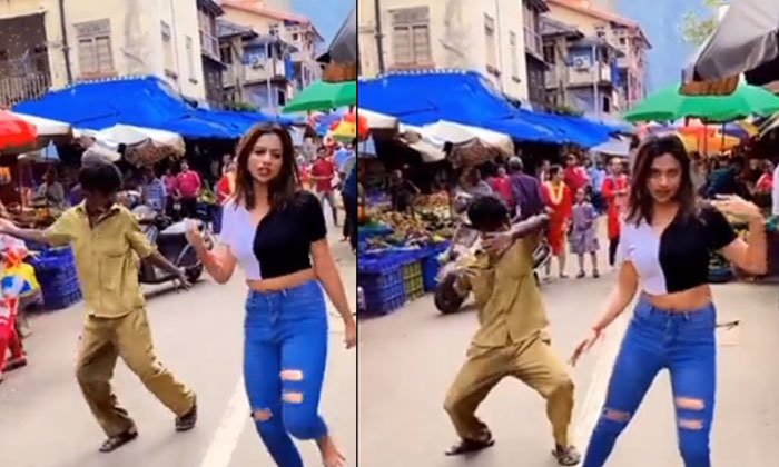  Viral: Watch What A Drunk Did While A Young Woman Was Dancing On The Road Woman-TeluguStop.com
