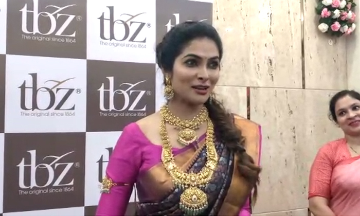  Actress Divi Vaidya Launched Tbz Jewelry Mangala Collection, Actress Divi Vaidya-TeluguStop.com