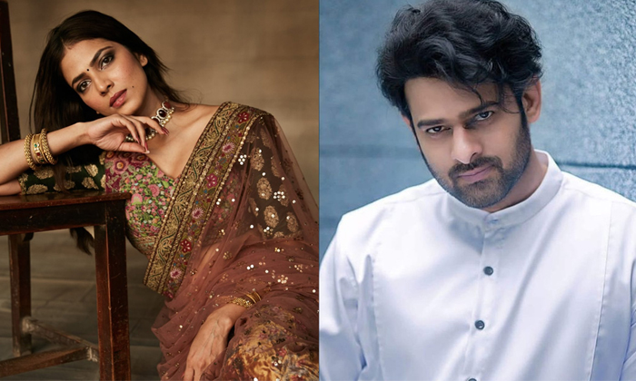  Actress Malavika Mohanan Wishesh To Prabhas On His Birthday Netizens Crazy Comme-TeluguStop.com